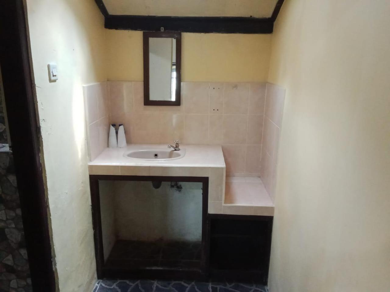 Guru Ratna Apartman Munduk Kültér fotó